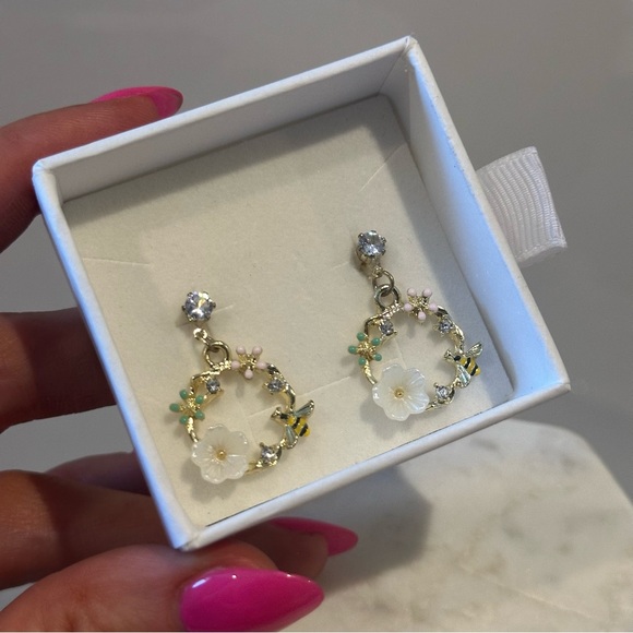 Flower Rhinestone Gold Tone Drop Dangle Bee hoop circle earrings. - Picture 4 of 5